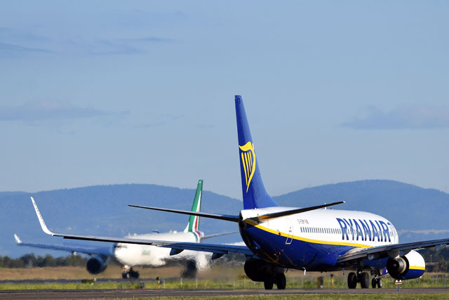  In this file photo taken on May 31, a Boeing 737 bearing the livery of Irish low-cost airline Ryanair taxies on the tarmac on its way to take off from Rome’s Fiumicino Airport (AFP file photo)