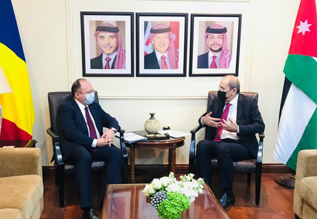 Deputy Prime Minister and Minister of Foreign Affairs Ayman Safadi meets with Romanian Foreign Minister Bogdan Aurescu on Sunday (Photo courtesy of Foreign Ministry)