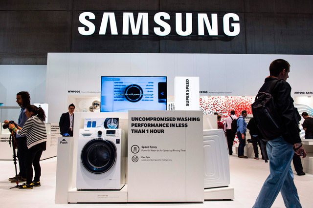 This file photo taken on September 3, 2015, shows a washing machine featured at the home appliances section at the booth of South Korean electronics giant Samsung ahead of the opening of the 55th IFA (Internationale Funkausstellung) electronics trade fair in Berlin (AFP photo)