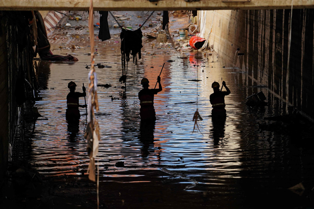 Firefighters search for bodies amongst the debris on November 2, 2024, in the aftermath of deadly floods in the town of Alfafar, in the region of Valencia, eastern Spain (AFP photo)