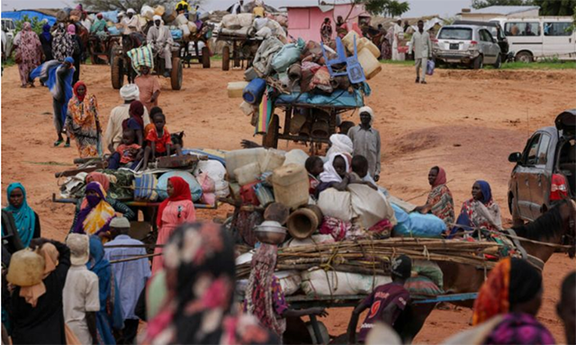 Chadian cart owners transport belongings of Sudanese people who fled the conflict in Sudan's Darfur region, while crossing the border between Sudan and Chad in Adre (AFP photo)