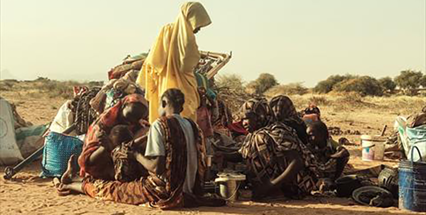 Displaced Sudanese, who fled the Zamzam camp, gather near the town of Tawila in North Darfur on February 14, 2025 (AFP photo)