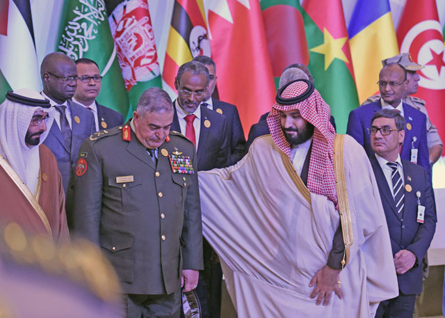 Saudi Crown Prince and Defence Minister Mohammed Bin Salman (centre) motions to Jordan’s Chairman of the Joint Chiefs-of-Staff Lieutenant General Mahmoud Freihat (2nd left) as they pose for a group photo with other defence ministers and officials of the 41-member Saudi-led Muslim counterterrorism alliance in the capital Riyadh (AFP photo)