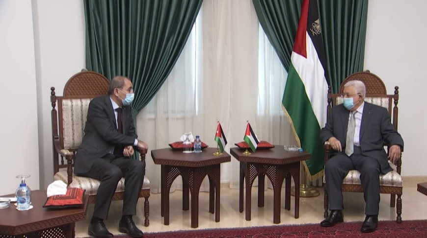 Deputy Prime Minister and Foreign Minister Ayman Safadi meets with Palestinian President Mahmoud Abbas in Ramallah on Tuesday (Petra photo)