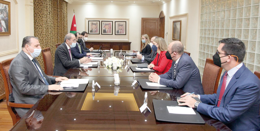 Deputy Prime Minister and Foreign Minister Ayman Safadi meets with members of a US delegation on Wednesday (Photo courtesy of Foreign Ministry)