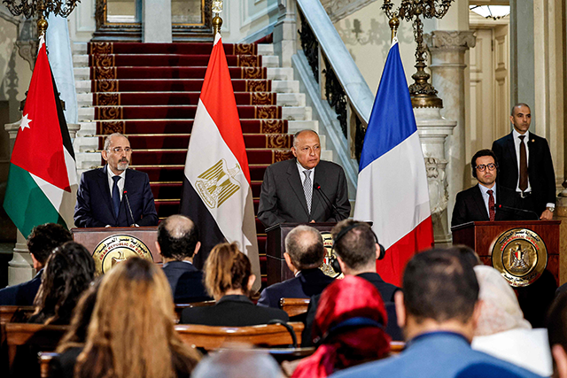 Jordan's Foreign Minister Ayman Safadi(left), Egypt's Foreign Minister Sameh Shoukry(centre), and France's Minister for Europe and Foreign Affairs Stephane Sejourne give a joint press conference at the Egyptian foreign ministry's Tahrir Palace headquarters in central Cairo on Saturday (AFP photo)