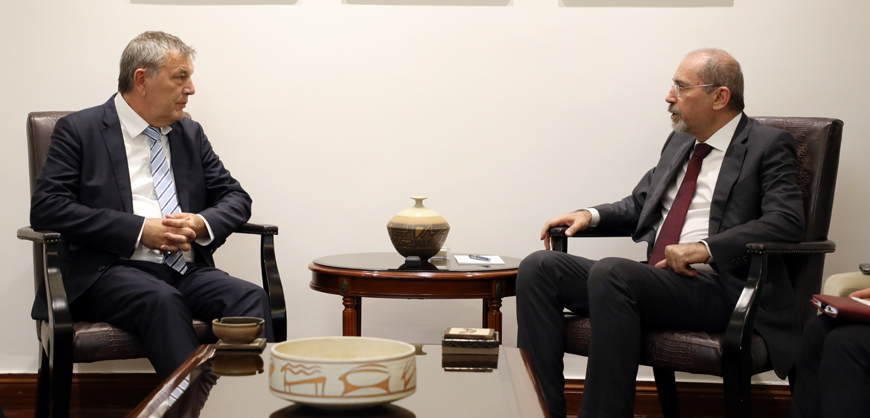 Deputy Prime Minister and Foreign Minister Ayman Safadi on Tuesday meets with UNRWA Commissioner-General Philippe Lazzarini to discuss the agency's vital role in assisting Palestinian refugees (Petra photo)