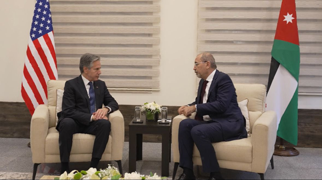  During a meeting in Aqaba, Deputy Prime Minister and Foreign Minister Ayman Safadi and US Secretary of State Antony Blinken stress their support for an inclusive Syrian-led political transition to establish a regime that meets the aspirations of the Syrian people (Photo courtesy of Foreign Ministry )