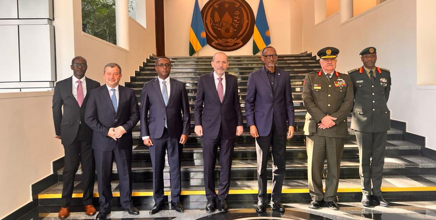 Rwanda's President Paul Kagame with Deputy Prime Minister and Minister of Foreign Affairs Ayman Safadi,  Rwanda's Minister for Foreign Affairs and International Cooperation Vincent Biruta, Chairman of the Joint Chiefs of Staff Maj. Gen. Yousef Huneiti and General Intelligence Department Director Maj. Gen. Ahmad Husni, and their counterparts (Photo courtesy of Foreign Ministry)