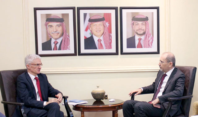   Foreign Minister Ayman Safadi and UN Undersecretary-General for Humanitarian Affairs and Emergency Relief Coordinator Mark Lowcock discuss cooperation between the Kingdom and the UN on Sunday (Petra photo)