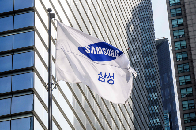 The Samsung flag flutters in the wind outside the company building in Seoul on Saturday (AFP photo)