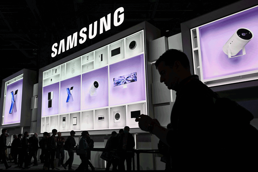 Attendees wait in line to enter the Samsung Electronics booth, during the Consumer Electronics Show in Las Vegas, Nevada, on Friday (AFP photo)