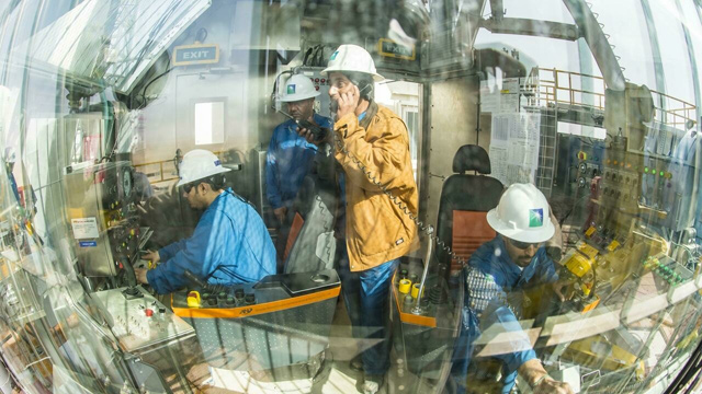 A handout photo provided by Saudi Aramco, Saudi Arabia's state-owned oil and gas company, shows its Rig SAR 154, in eastern Saudi Arabia, on October 15, 2015 (AFP photo)