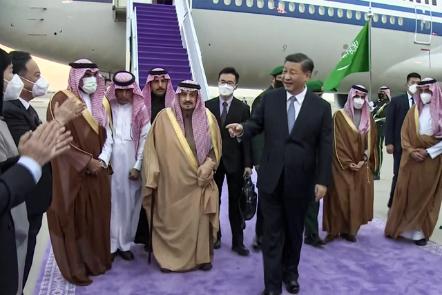 This image grab taken from footage aired by Saudi TV shows China's President Xi Jinping being received by officials including the Governor of Riyadh province Prince Faisal Bin Bandar Al Saud at King Khalid International Airport in Saudi Arabia's capital Riyadh on Wednesday (AFP photo)