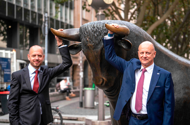 This photo shows the Chairman of of Siemens Energy Christian Bruch (left) and Ralf Thomas, CFO and board member of Siemens AG, next to the bull statue in front of the stock exchange in Frankfurt am Main, western Germany, where the initial public offer of Siemens Energy was launched on Monday (AFP photo)