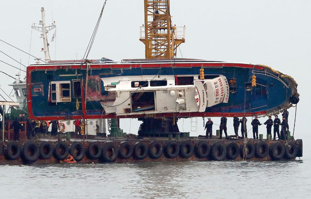 A capsized fishing boat is lifted during its salvation operation in the sea off Incheon, South Korea, on Sunday (Reuters photo)