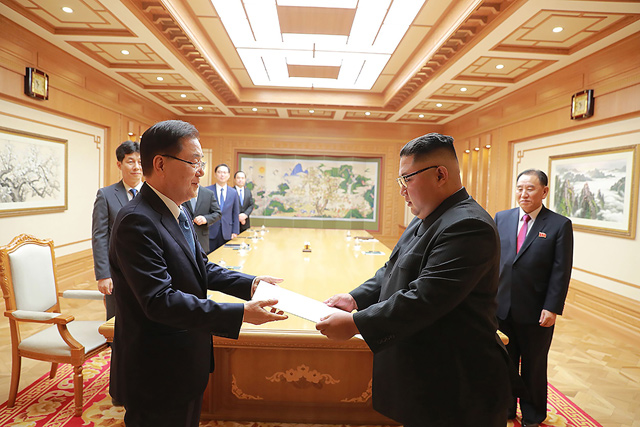 This handout photo from South Korea's presidential Blue House taken on Wednesday shows North Korean leader Kim Jong-un (2nd right) receiving a personal letter sent by South Korean President Moon Jae-in from Chung Eui-yong (left), a special envoy of Moon, during their meeting in Pyongyang (AFP photo)