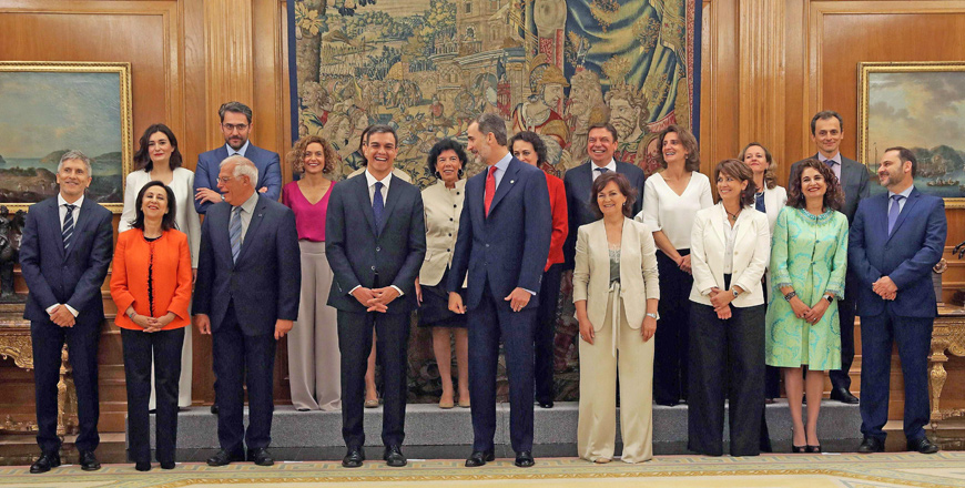 The new spanish government’s ministers pose with Spanish Prime Minister Pedro Sanchez (7th from left) and king Felipe VI (centre) after taking oath of office at La Zarzuela Palace in Madrid on Thursday (AFP photo)  
