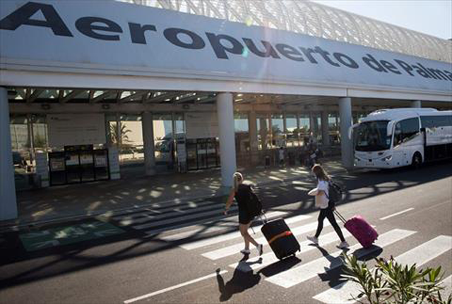 Tourists arrive at the Palma airport to leave the island of Mallorca, on August 17, 2020 (AFP photo)