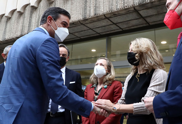 Spanish Prime Minister Pedro Sanchez (left) shakes hands with Spain's Deputy Prime Minister and Minister of Labour and Social Economy Yolanda Diaz next to Spain's Deputy Prime Minister and Minister of Economic Affairs Nadia Calvino (centre) during a business forum in Madrid on Monday  (AFP photo)