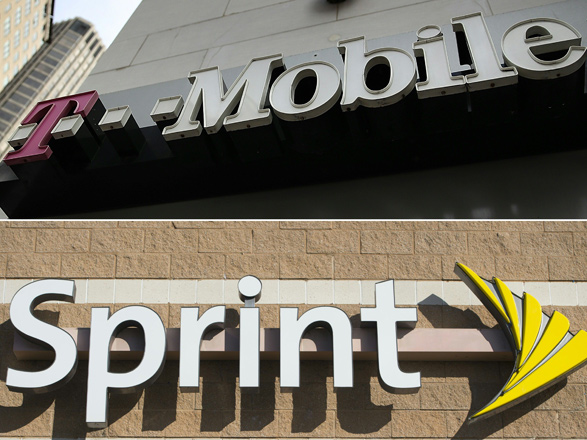 This combination of photos shows the T-Mobile logo displayed outside of a T-Mobile store on April 24, 2017, in San Francisco, California and a Sprint cell phone company logo seen on a store in New Carrollton, Maryland, December 31, 2014  (AFP file photo)