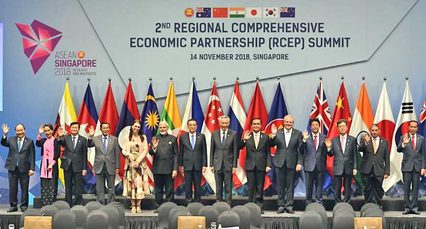 Leaders and representatives pose for a group photo during the 2nd Regional Comprehensive Economic Partnership summit on the sidelines of the 33rd Association of Southeast Asian Nations summit in Singapore on Wednesday (AFP photo)