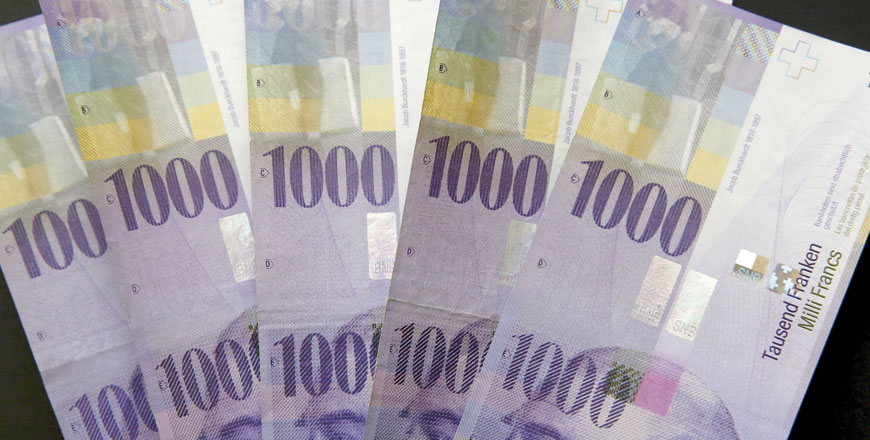 Swiss 1,000-franc notes are seen in this picture illustration taken on February 16, 2016 (Reuters file photo)
