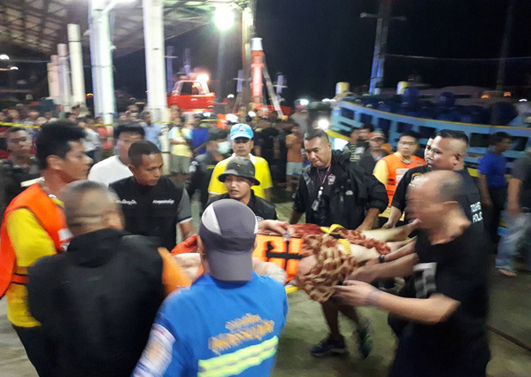  Thai rescue and paramedic personnel attend to rescued passengers of capsized tourist boat in rough seas at a port in Phuket on Thursday (AFP photo)