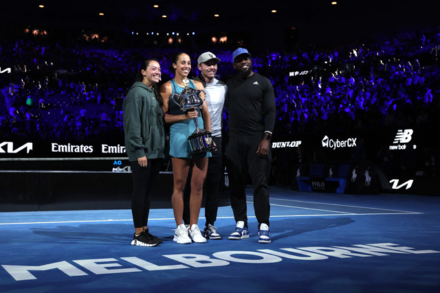 USA's Madison Keys with teammates pose for pictures after defeating Belarus' Aryna Sabalenka during their women's singles final match on day fourteen of the Australian Open tennis tournament in Melbourne on January 25, 2025 (AFP photo)
