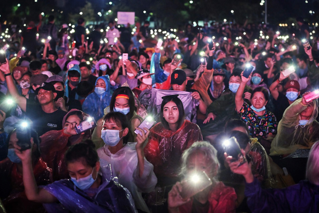   Anti-government protesters hold their mobile phones aloft as they take part in a pro-democracy rally in Bangkok, on Saturday  (AFP photo)