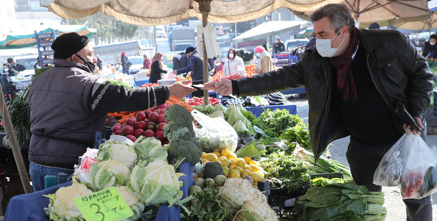 Ankara residents shop in the open markets during the Covid-19 crisis although more and more Turks are finding it difficult to cope with growing poverty and the sometimes daily rise in prices (AFP photo)