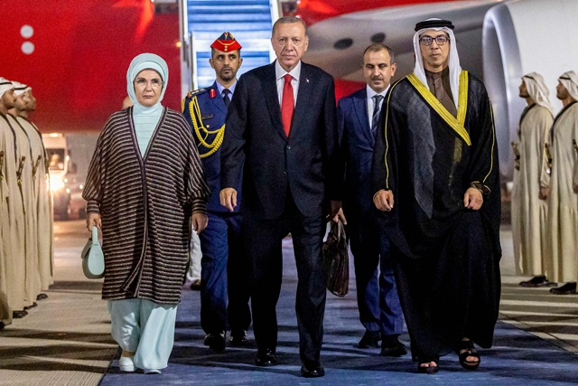 This handout photo provided by the UAE Ministry of Presidential Affairs shows UAE Vice President and Deputy Prime Minister Sheikh Mansour Bin Zayed Al Nahyan receiving Turkey's President Recep Tayyip Erdogan and his wife Emine Erdogan in Abu Dhabi, on Tuesday (AFP photo via Uae's Ministry of Presidential Affairs)