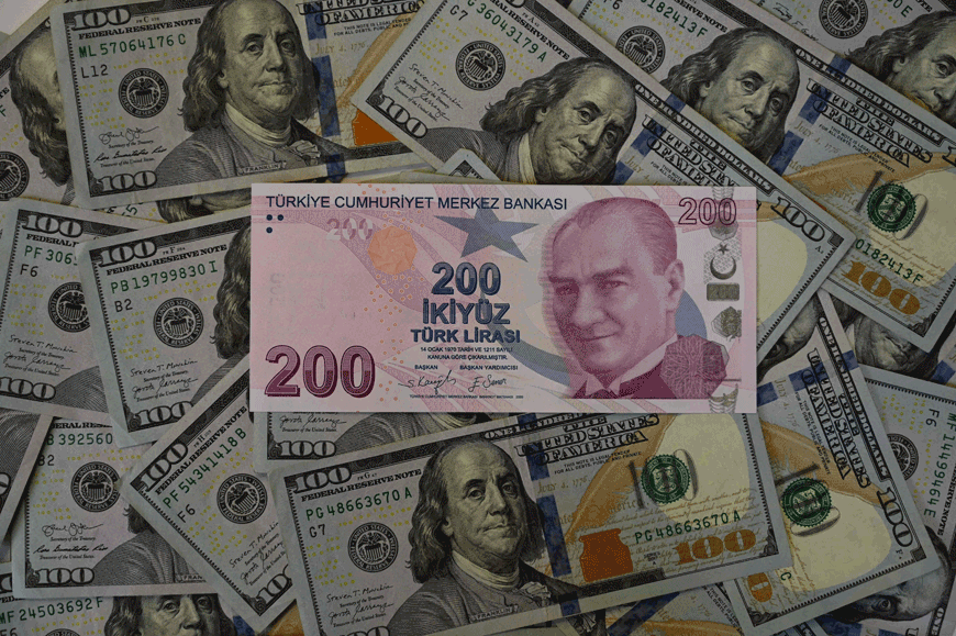 This photo shows US dollars banknotes and Turkish lira banknotes on display in Istanbul, on December 7, 2021 (AFP photo)