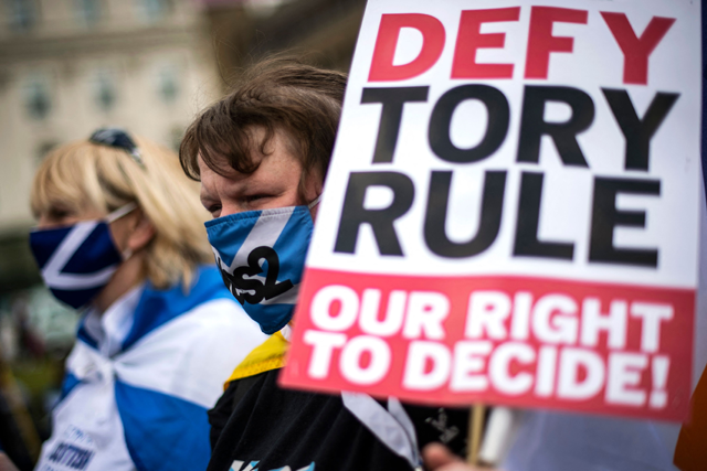 In this file photo taken on May 1, 2021, pro-independence protesters wearing protective face coverings to combat the spread of the coronavirus, gather in George Square, Glasgow  (AFP photo)