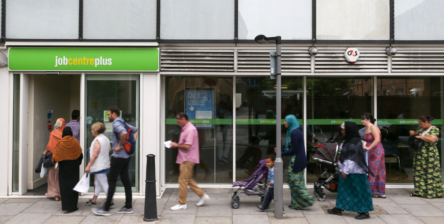 People queue to enter a job centre in east London on July 20, 2016 (AFP photo)