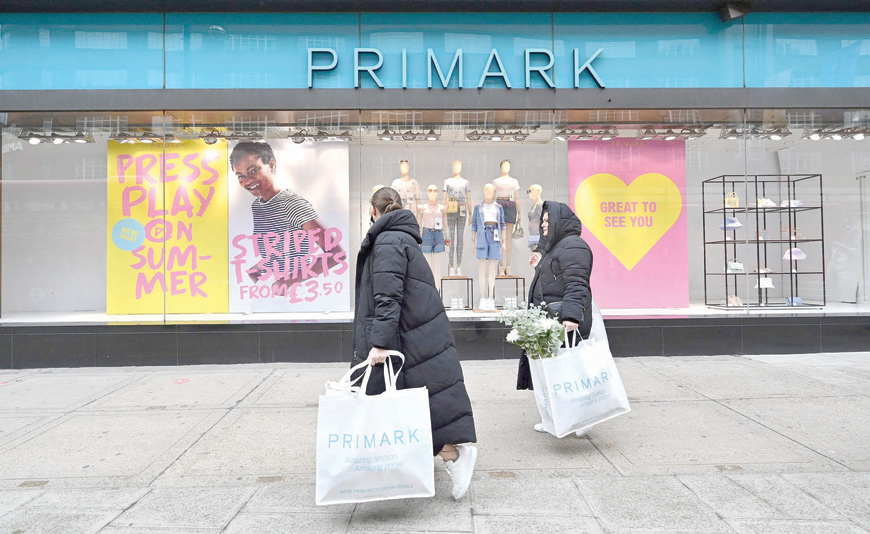  In this file photo taken on April 12, shoppers carry Primark bags as they walk along Oxford Street in central London as coronavirus restrictions are eased after England's third national lockdown (AFP photo)