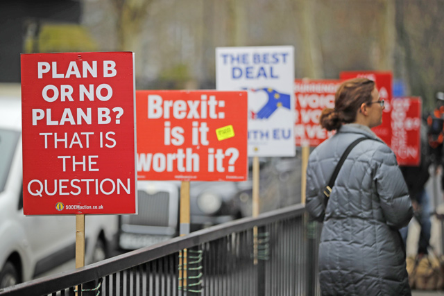 Anti-Brexit placards are set up on street furniture outside the Houses of Parliament in central London on Tuesday (AFP photo)