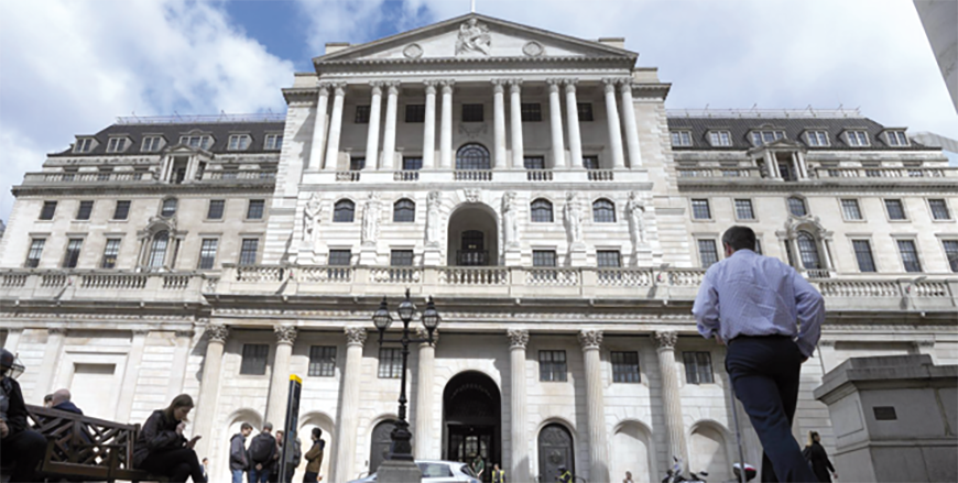People walk past the Bank of England in London, UK, May 5, 2022 (AFP file photo)
