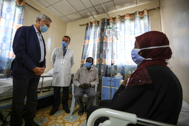 UN High Commissioner for Refugees Filippo Grandi meets refugees receiving treatment in Amman (Photo courtesy of UNHCR)