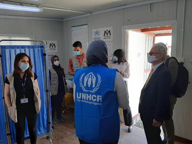 South Korean Ambassador to Jordan Lee Jae-Wan visits a health facility at Azraq camp (Photo courtesy of UNHCR)