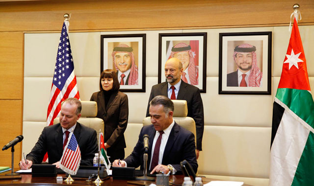 Minister of Planning and International Cooperation Wissam Rabadi and Mission Director of USAID Jim Barnhart sign a cash transfer agreement in the presence of Prime Minister Omar Razzaz and Charge d'Affaires of the US embassy ​​Karen Sasahara on Sunday (Petra photo)