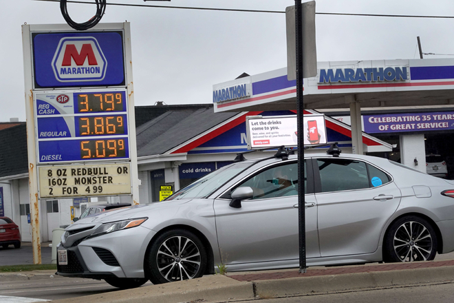   Customers purchase gas at a Marathon station on Monday in Elk Grove Village, Illino is as falling gas prices are raising optimism that inflation is on the decline (AFP photo)