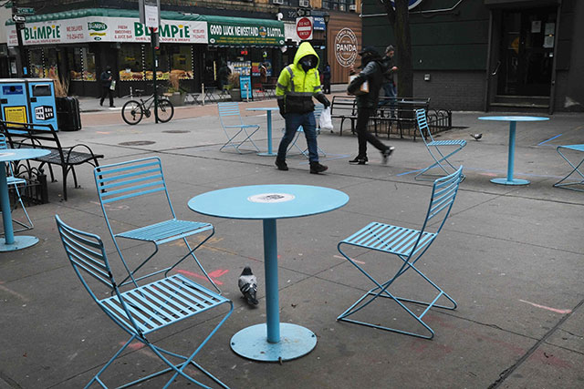  In this file photo taken on January 08, 2021, empty tables sit outside of restaurants in downtown Brooklyn in New York City. (AFP photo) 