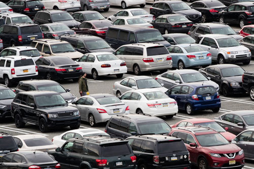 A shopper returns to his car at a mall in King of Prussia, Philadelphia, in this photo taken on December 8 (AP photo)
