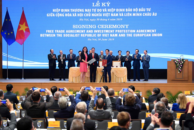 Thie photo shows European Commissioner for Trade Cecilia Malmstrom (left), Romania’s Minister of Business Environment, Trade and Entrepreneurship Stefan Radu Oprea (centre) and Vietnam’s Ministry of Industry and Trade Tran Tuan Anh (right) after signing the EU-Vietnam Free Trade Agreement in Hanoi on Sunday (AFP photo)