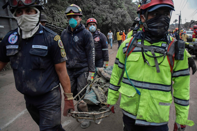Police officers carry a victim in the ash-covered village of San Miguel Los Lotes, in Escuintla city, about 35km southwest of Guatemala City, on Monday, a day after the eruption of the Fuego Volcano (AFP photo)