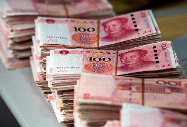 This photo taken on August 8, 2018, shows bundles of 100 yuan (14.6 USD) notes at a bank in Shanghai  (AFP file photo)