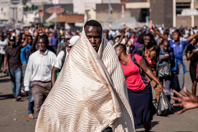 Supporters of Zimbabwean opposition Movement for Democratic Change Alliance protest outside the Zimbabwe African National Union Patriotic Front Party headquarters in Harare, on Wednesday,  after protests erupted over alleged fraud in the country's election (AFP photo)