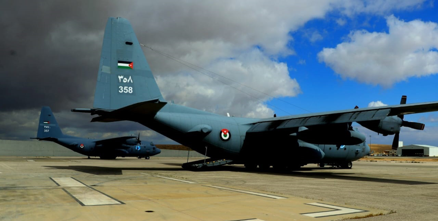 The Jordanian Armed Forces – Arab Army, in cooperation with six other countries, carried out on Monday eight airdrops of aid into the northern Gaza Strip (Petra photos)