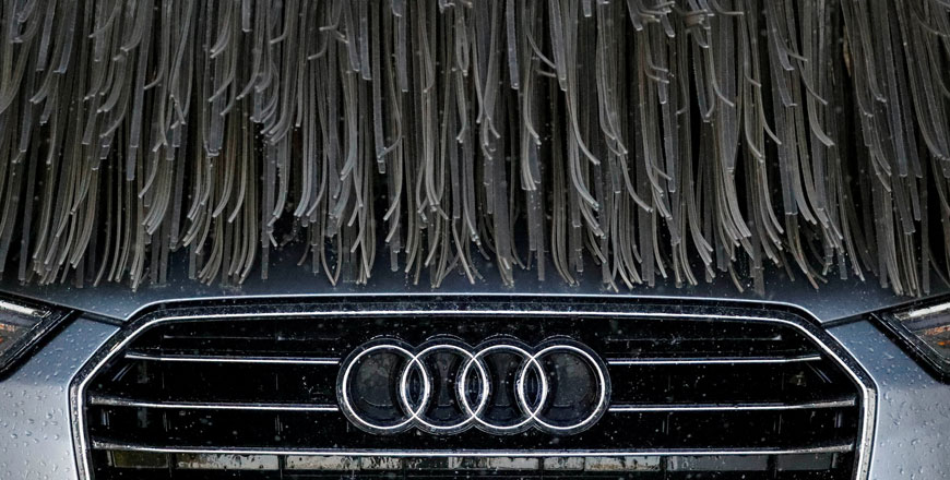 Front of an A6 TDI diesel model of German car manufacturer Audi is pictured at a car wash in Hanau, Germany, on Tuesday. German premium car brand Audi, a division of Volkswagen, said it was fined 800 million euros for violations tied to diesel engines which did not conform to anti-pollution standards (Reuters photo)